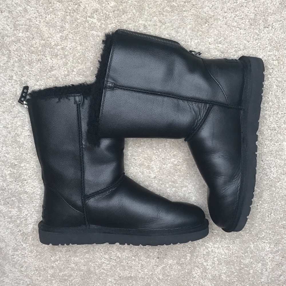 UGG Classic Black Leather Short ZIP